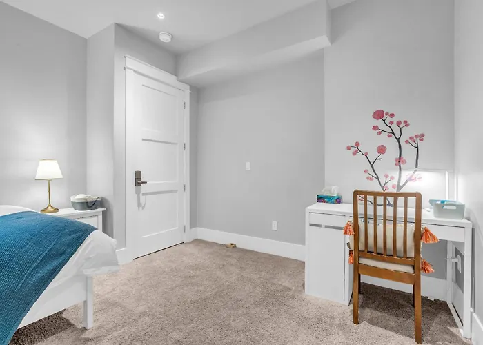 Vancouver West Cozy Retreat By Host Launch